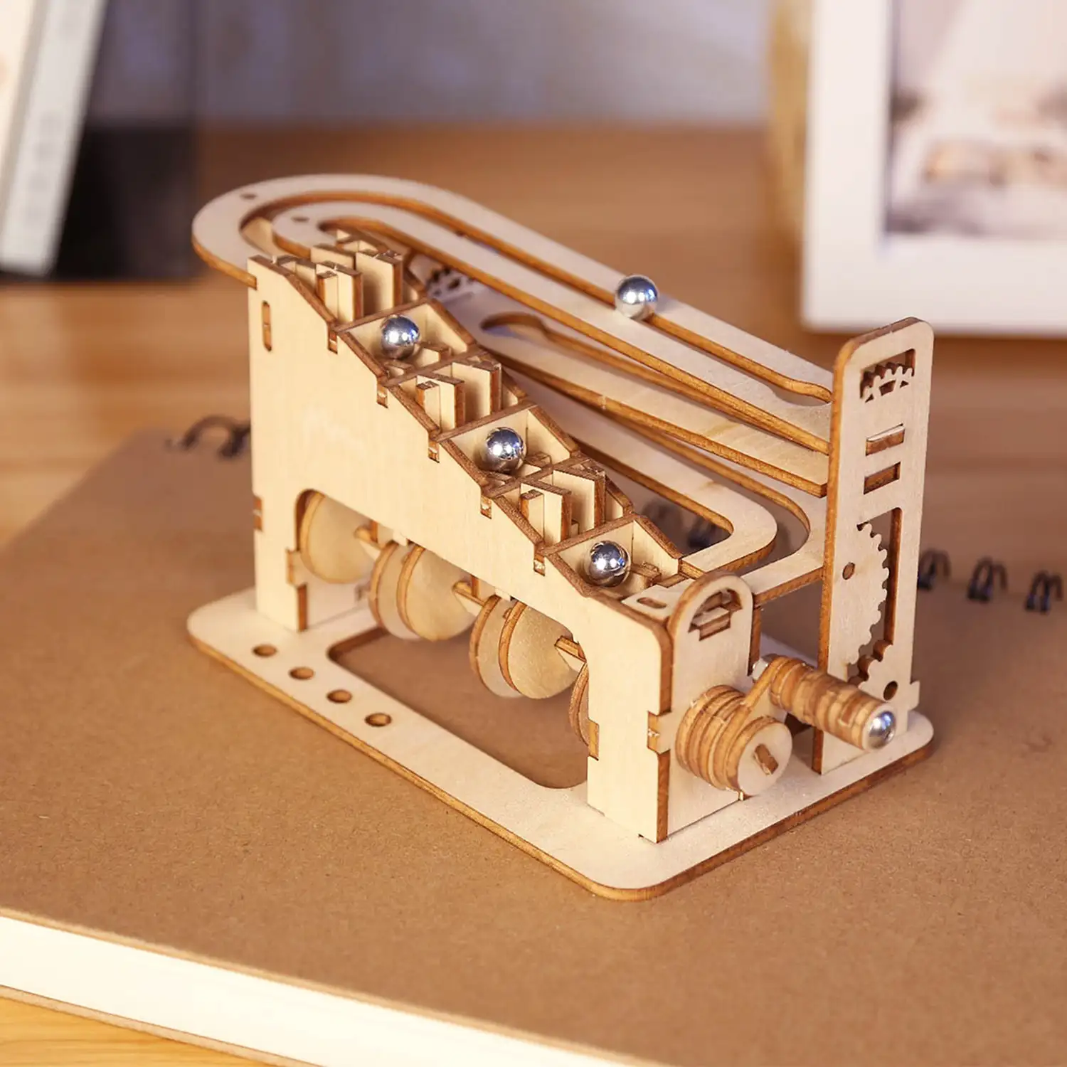 Maqueta de Madera 3D, diseño de Pista de canicas. 78 piezas.