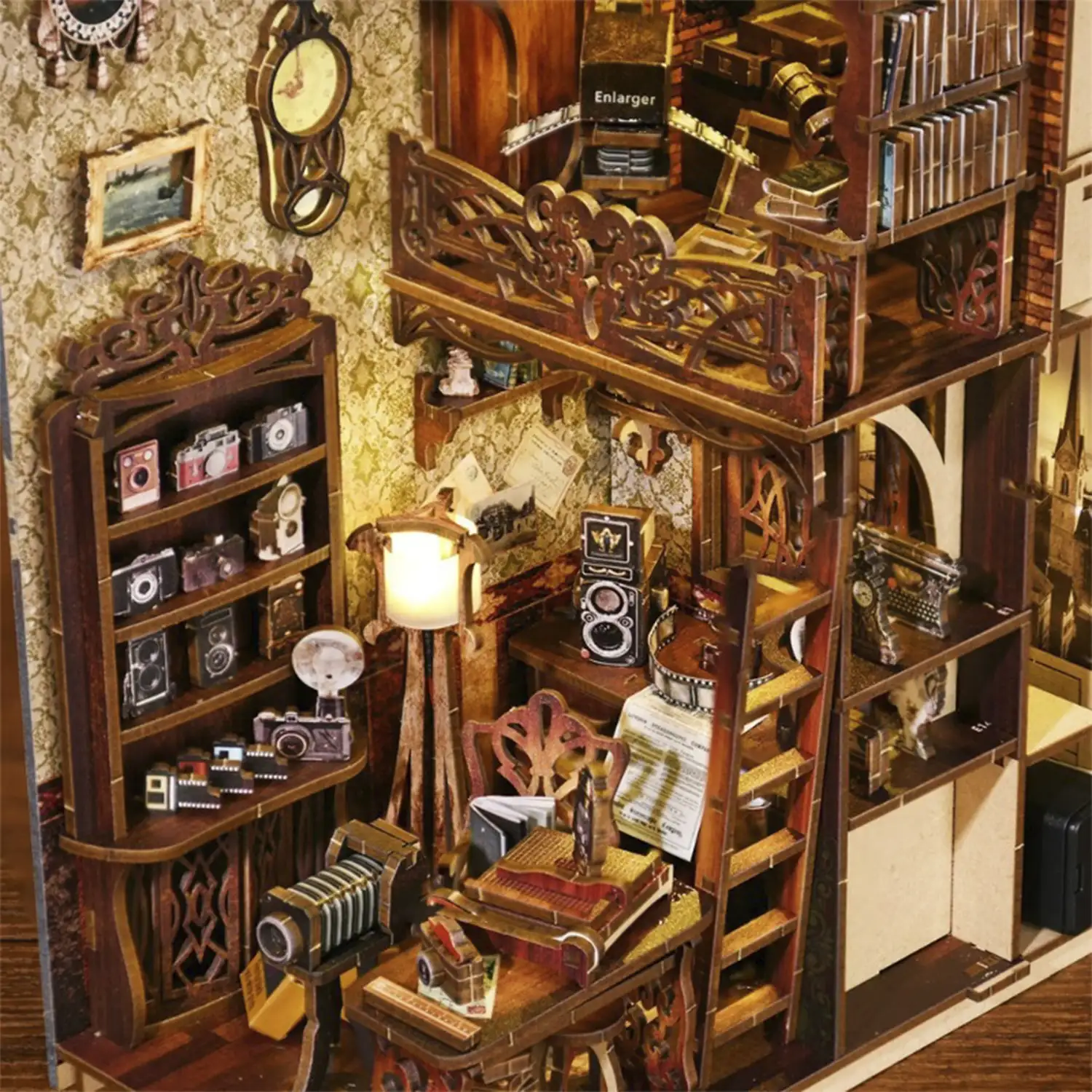 Cuarto de Revelado. Book Nook de madera, diseño 3D realista con gran detalle, cubierta y luces led. 405 piezas.