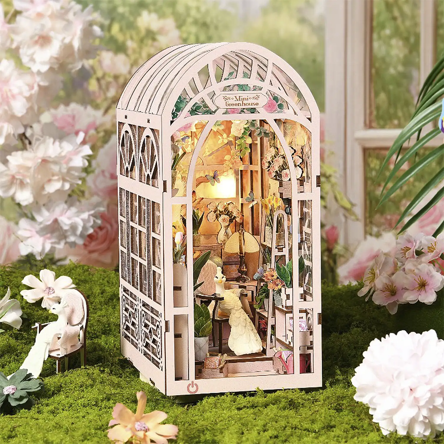 Estudio en el jardín. Book Nook de madera, diseño 3D realista con gran detalle, cubierta y luces led.