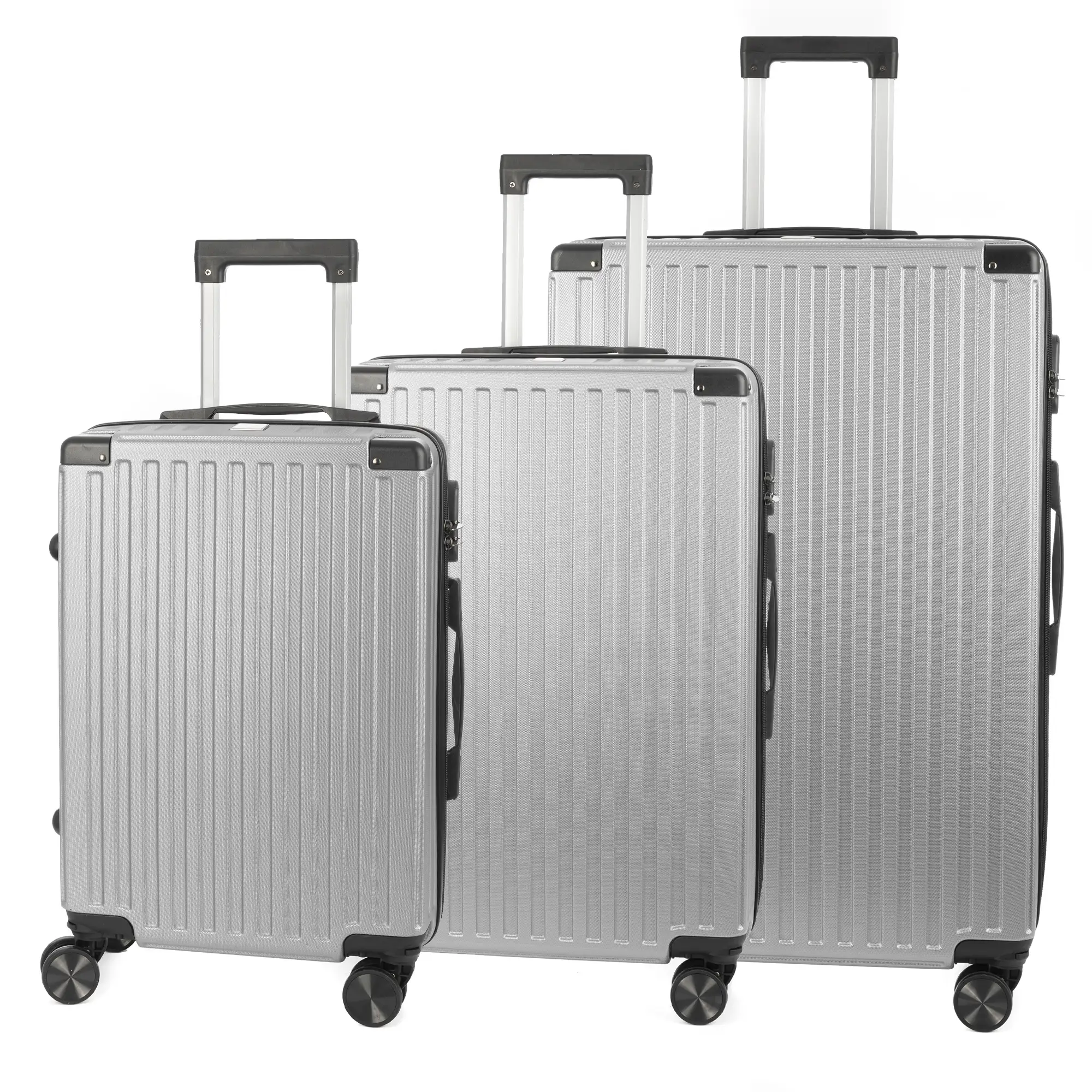 Juego de 3 maletas Trolley, en material ligero ABS de alta resistencia con esquinas reforzadas. Cerradura numérica y 4 ruedas dobles extraíbles y giratorias 360°.