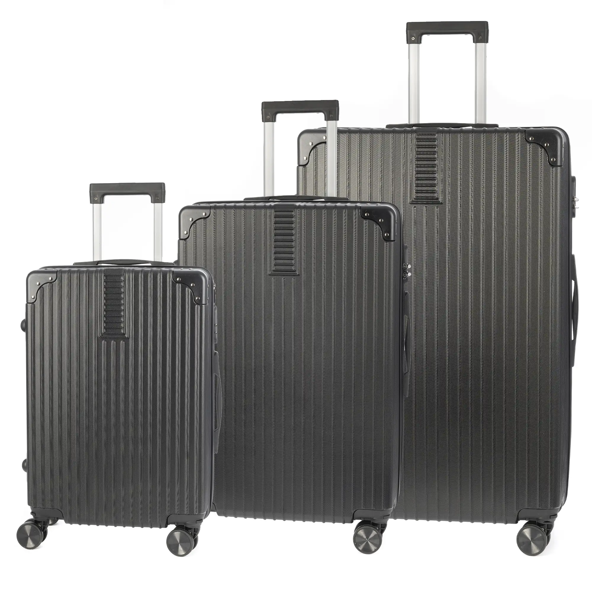 Juego de 3 maletas Trolley, en material ligero ABS de alta resistencia con esquinas reforzadas. Cerradura numérica y 4 ruedas dobles extraíbles y giratorias 360°.