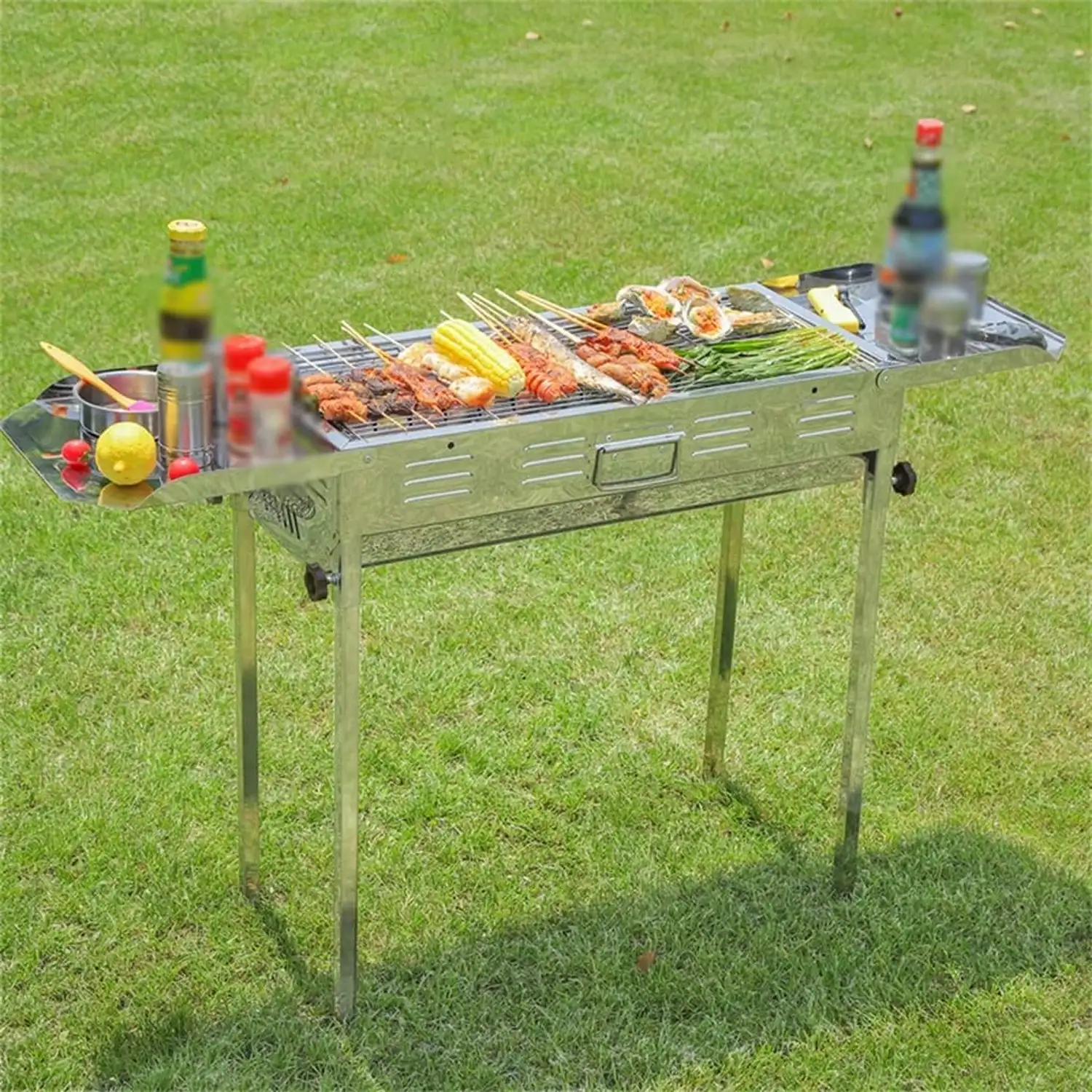Barbacoa de carbón de acero inoxidable con dos soportes y altura regulable.