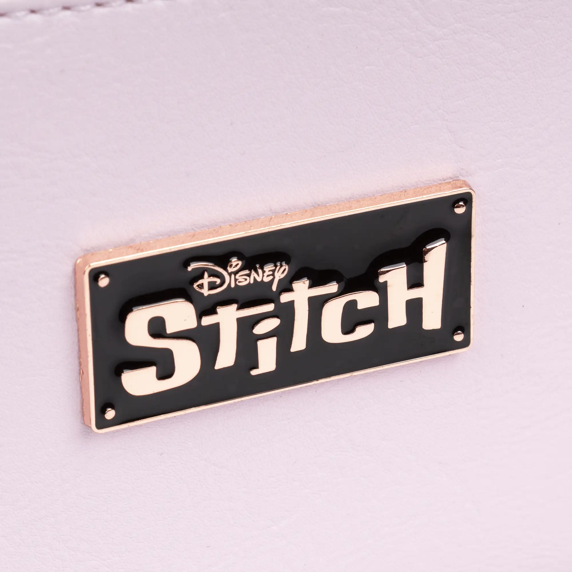 Mochila Rosa Stitch Premium. Espacioso compartimento principal con bolsillo delantero y trasero. Con accesorio pompom