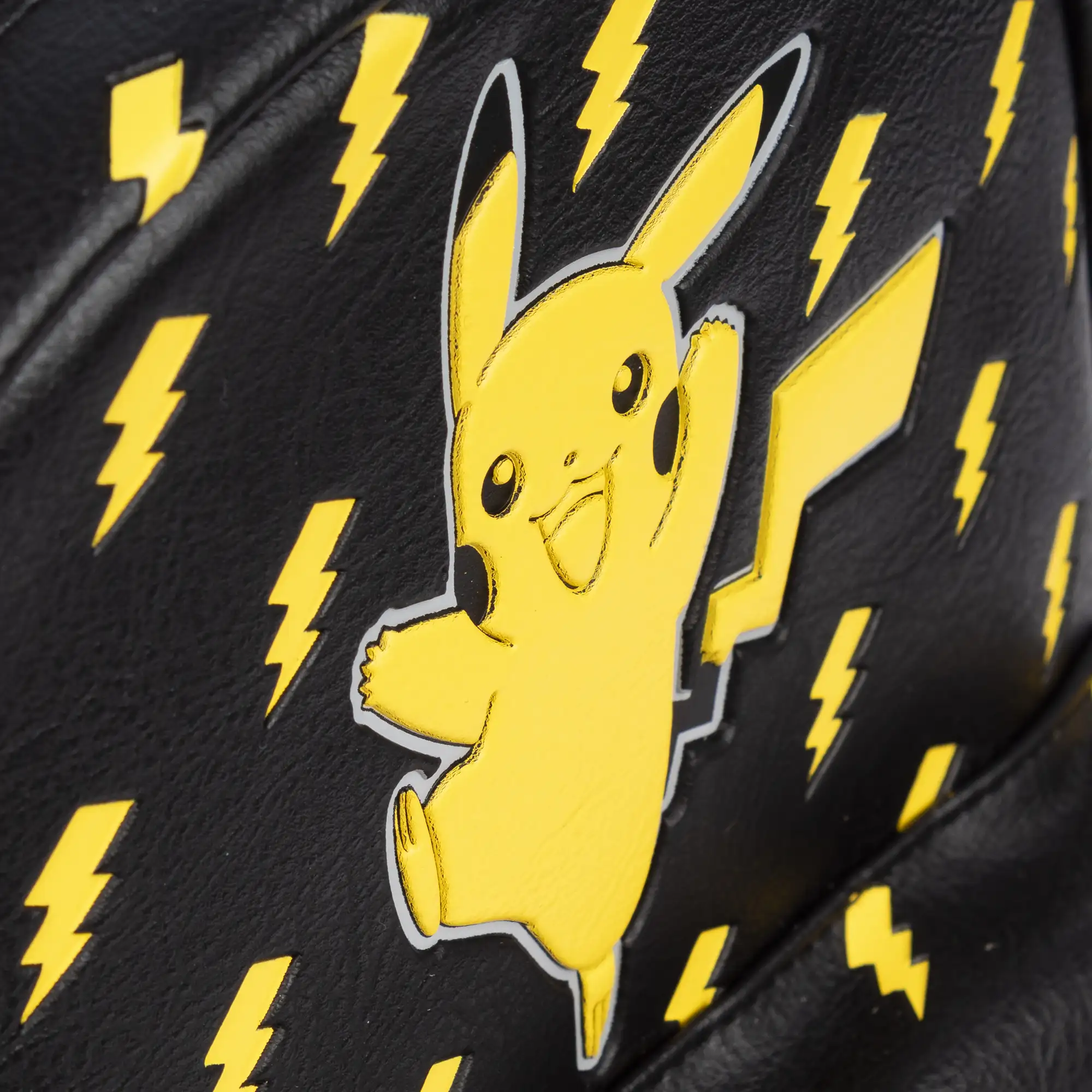 Mochila Negra Pokémon Premium. Espacioso compartimento principal con bolsillo delantero y trasero. Con accesorio pompom. 