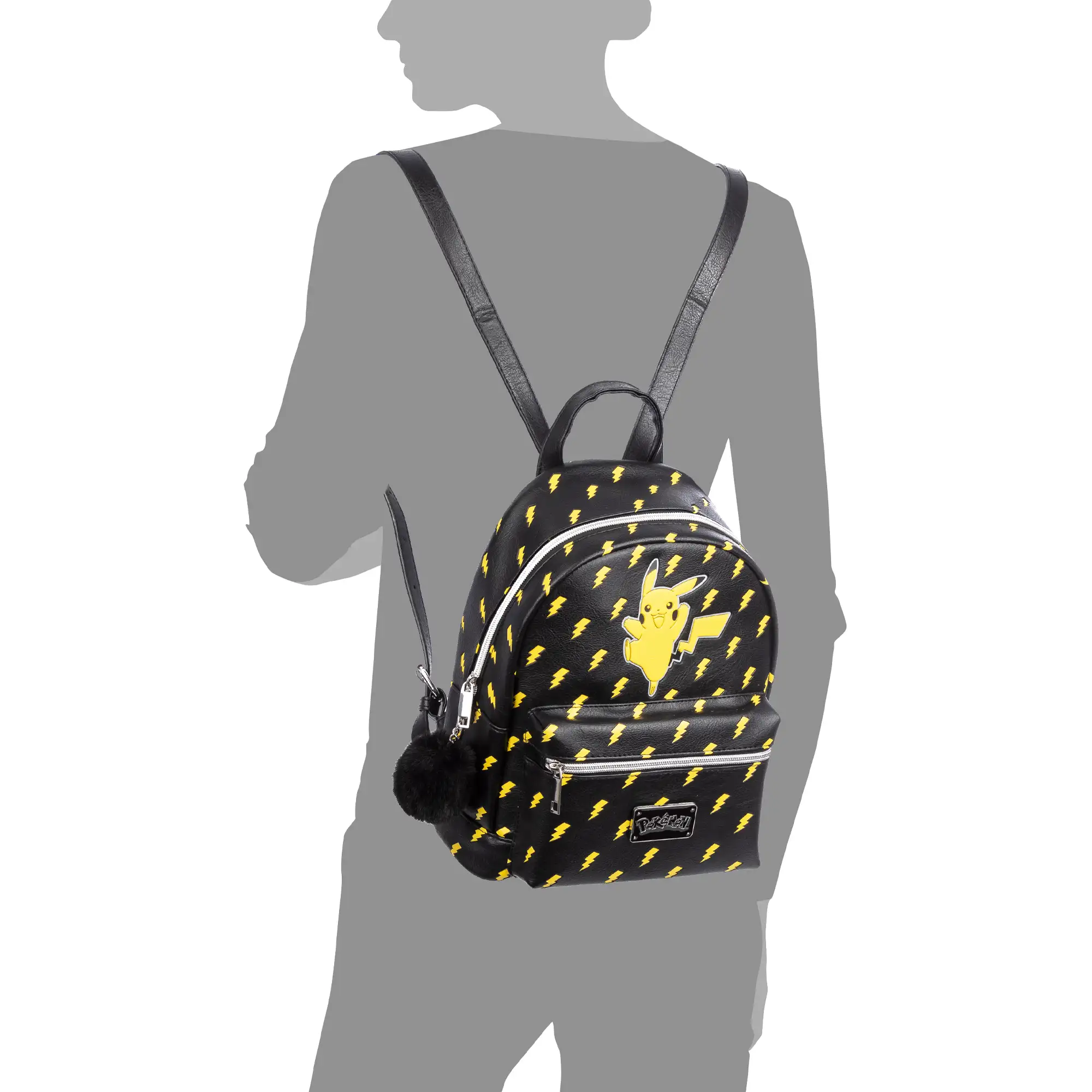 Mochila Negra Pokémon Premium. Espacioso compartimento principal con bolsillo delantero y trasero. Con accesorio pompom. 