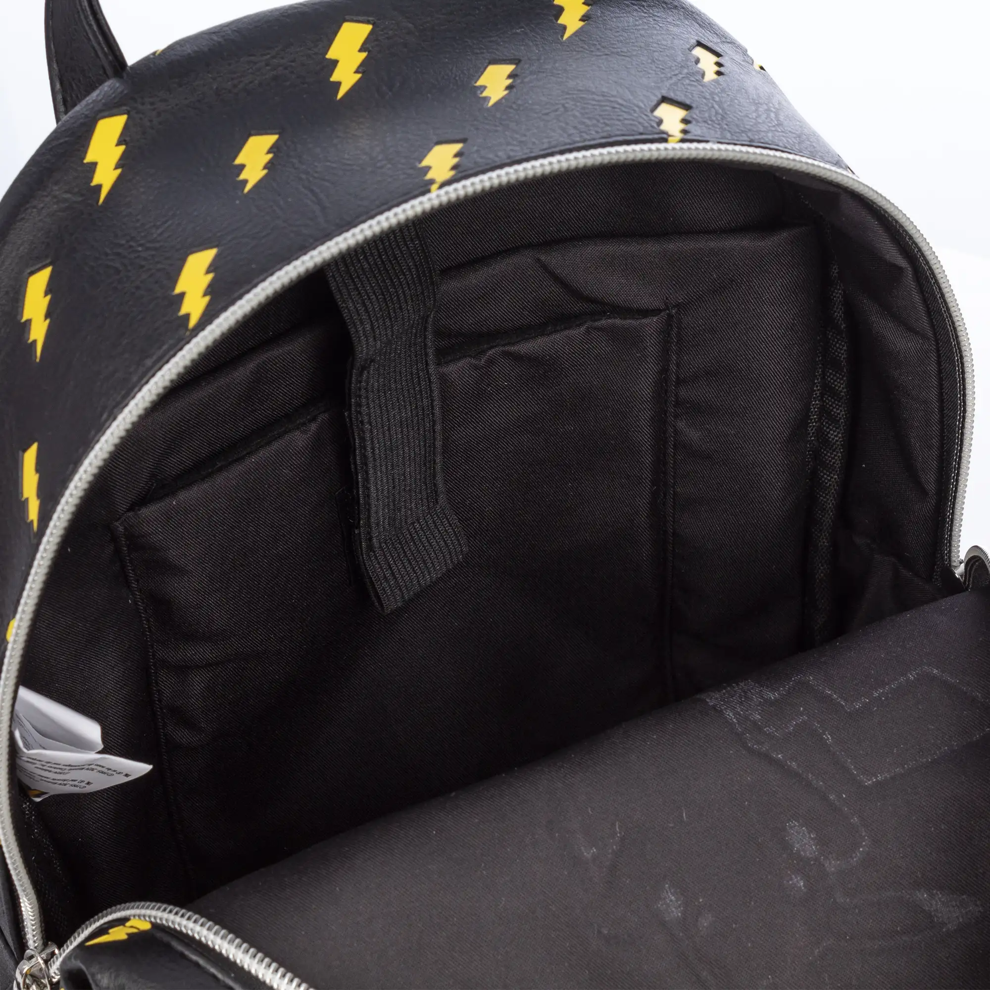 Mochila Negra Pokémon Premium. Espacioso compartimento principal con bolsillo delantero y trasero. Con accesorio pompom. 