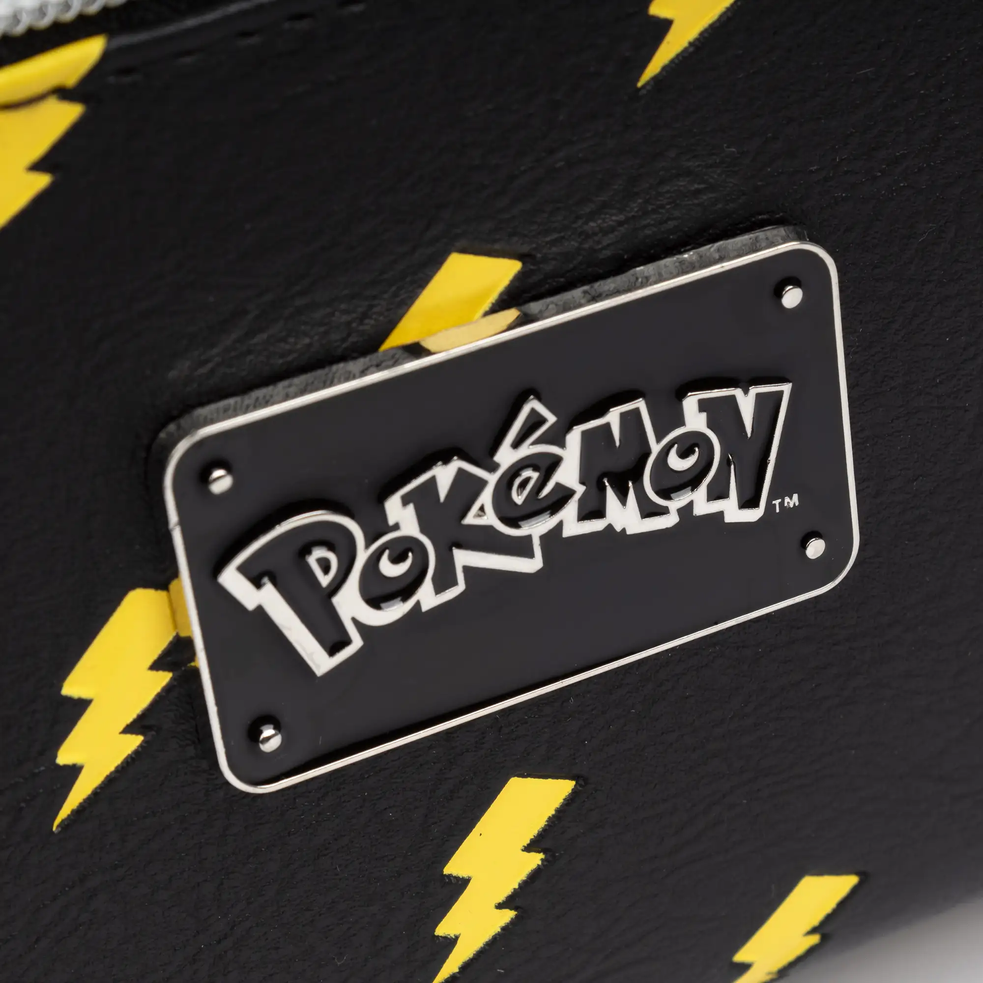 Mochila Negra Pokémon Premium. Espacioso compartimento principal con bolsillo delantero y trasero. Con accesorio pompom. 