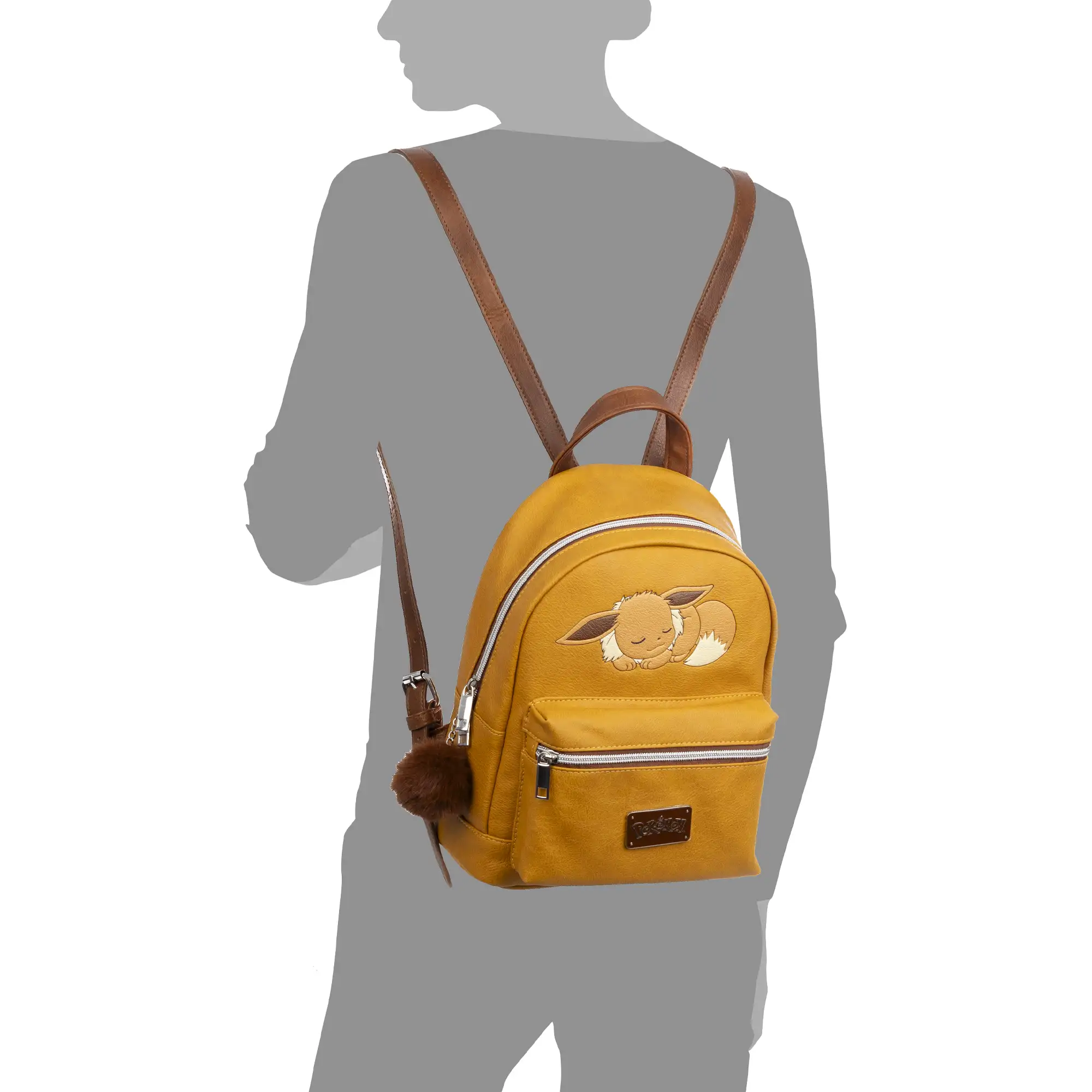 Mochila Ocre Pokémon Premium. Espacioso compartimento principal con bolsillo delantero y trasero. Con accesorio pompom
